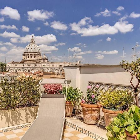 Attic With Terrace Overlooking St Peters Basilica 로마 외부 사진