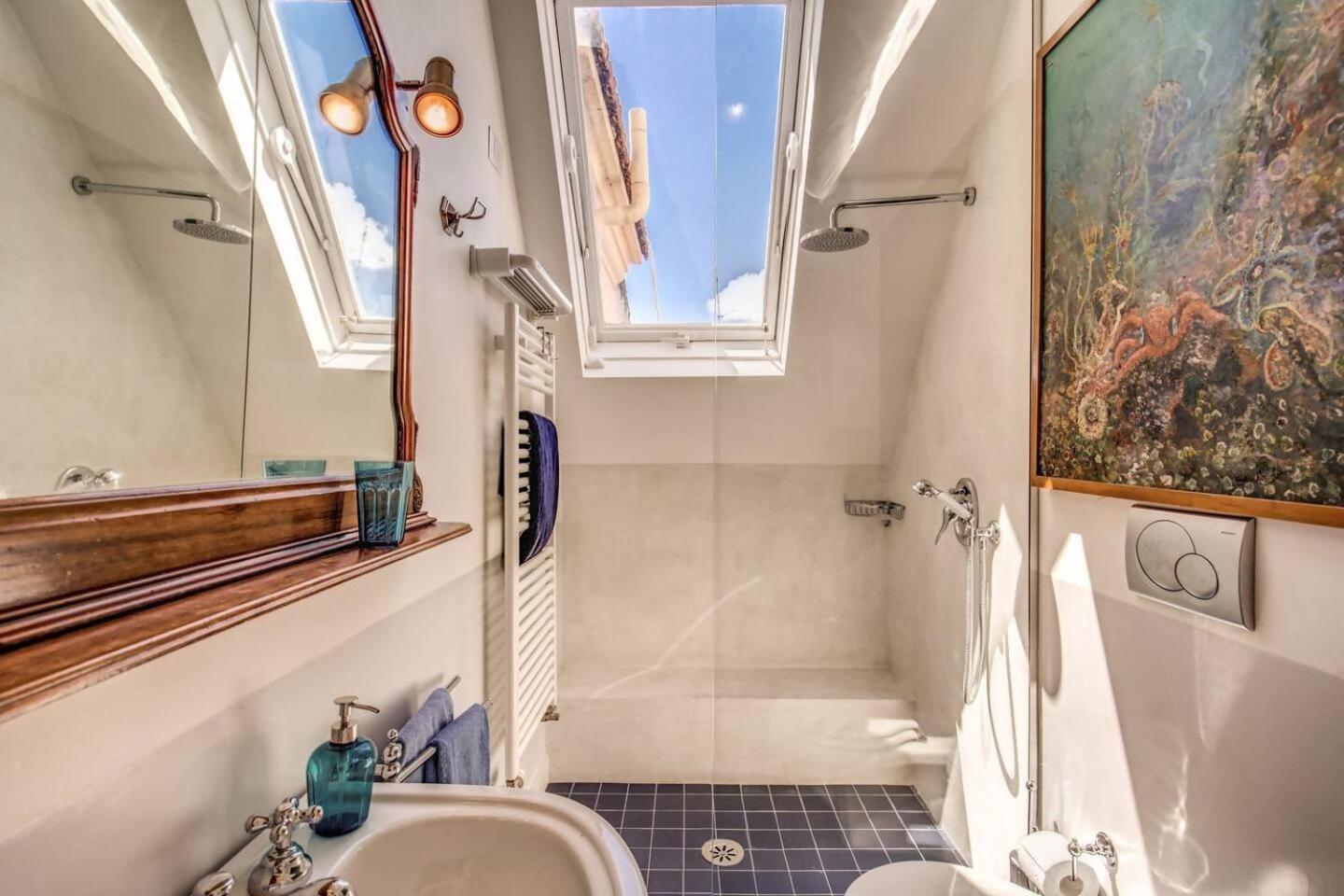 Attic With Terrace Overlooking St Peters Basilica 로마 외부 사진