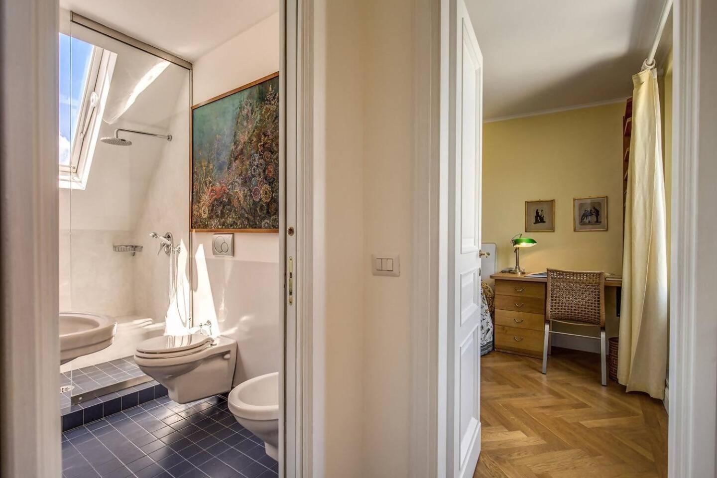 Attic With Terrace Overlooking St Peters Basilica 로마 외부 사진