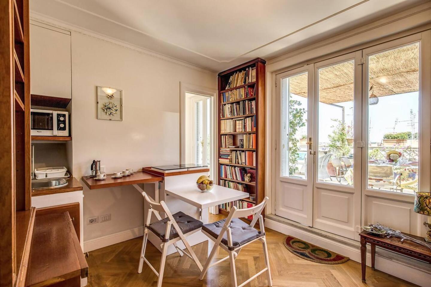 Attic With Terrace Overlooking St Peters Basilica 로마 외부 사진