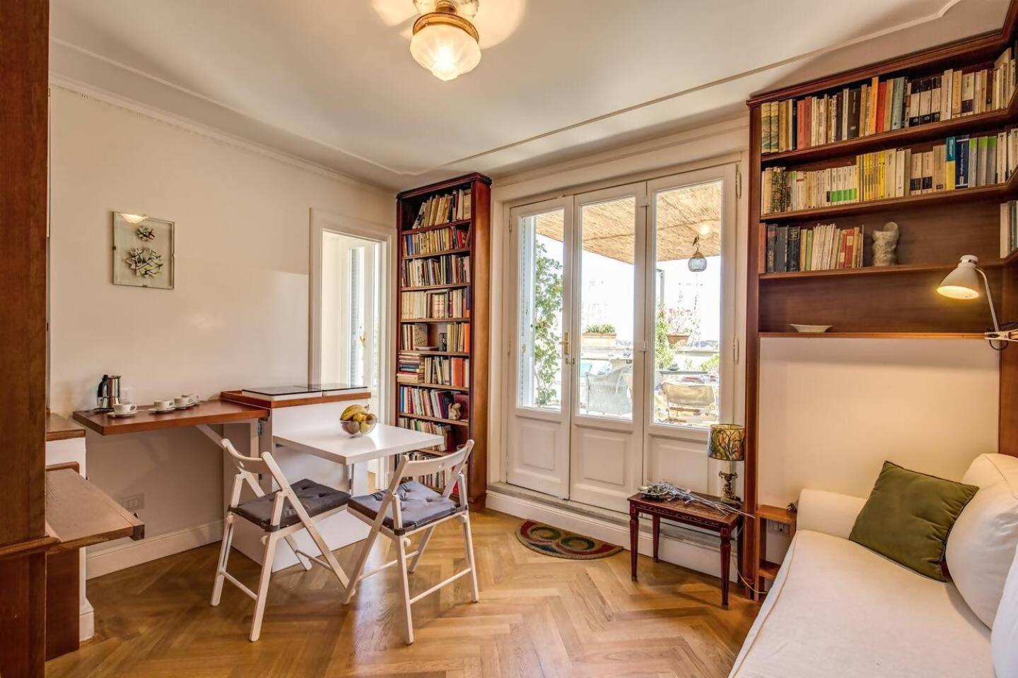 Attic With Terrace Overlooking St Peters Basilica 로마 외부 사진