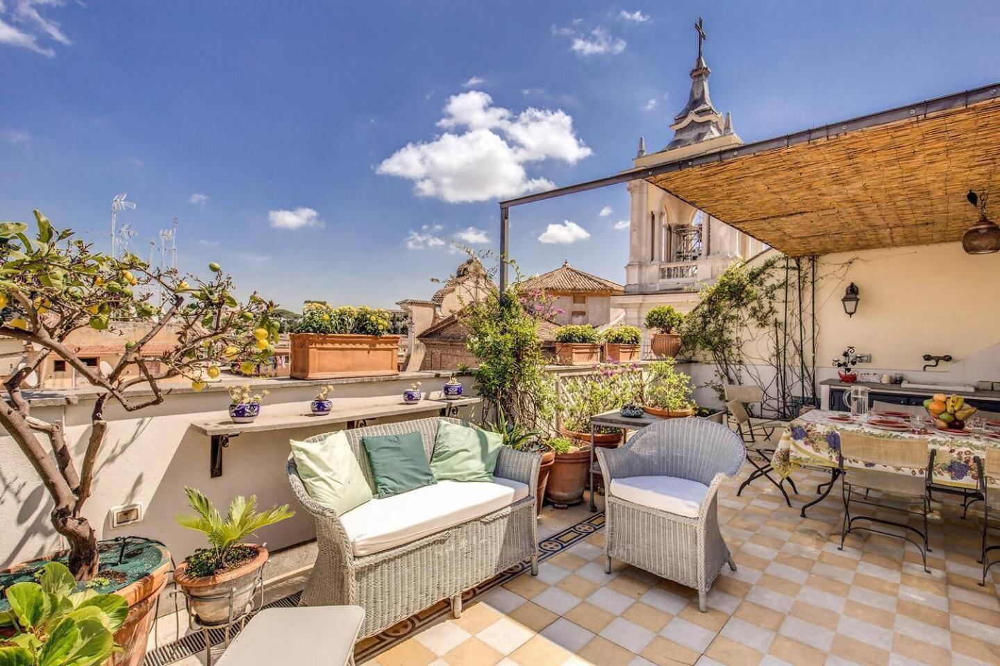 Attic With Terrace Overlooking St Peters Basilica 로마 외부 사진