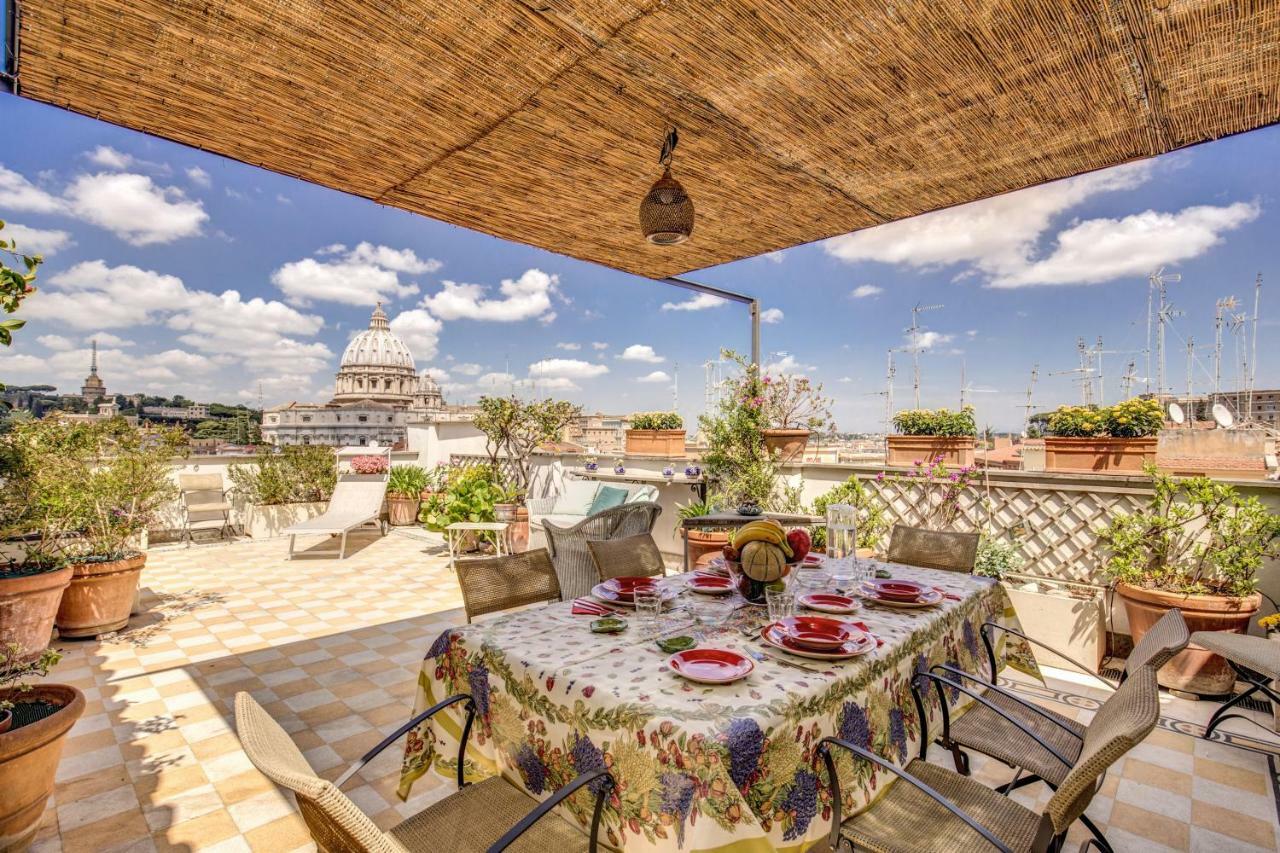 Attic With Terrace Overlooking St Peters Basilica 로마 외부 사진